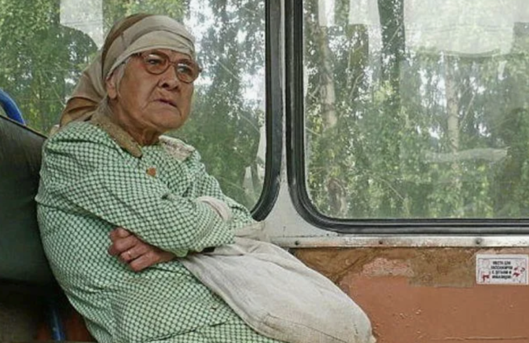 Коли літня бабуся сказала, що не може заплатити за проїзд, усі пасажири дружно скинулися на її квиток. Але коли вона вийшла на своїй зупинці, ми були дуже розчаровані.