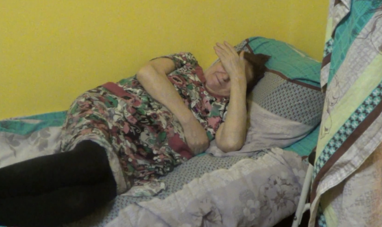 Протягом двох років я дбала про свою хвору матір на постійній основі. Нещодавно я захотіла поїхати у відпустку – але сестра приголомшила мене своєю реакцією.