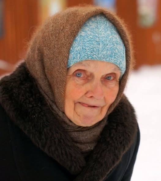 Дальнобойщик подобрал на дороге старушку, сбежавшую из дома престарелых в поисках сына