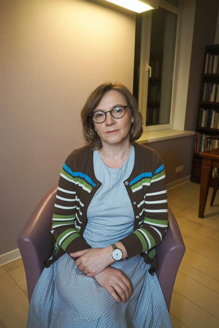 a-softly-lit-indoor-portrait-photograph-_6MzZPxevRcmXyGhseeIydQ_ilB6WfiCQCq3sHfYiZ7pcQ