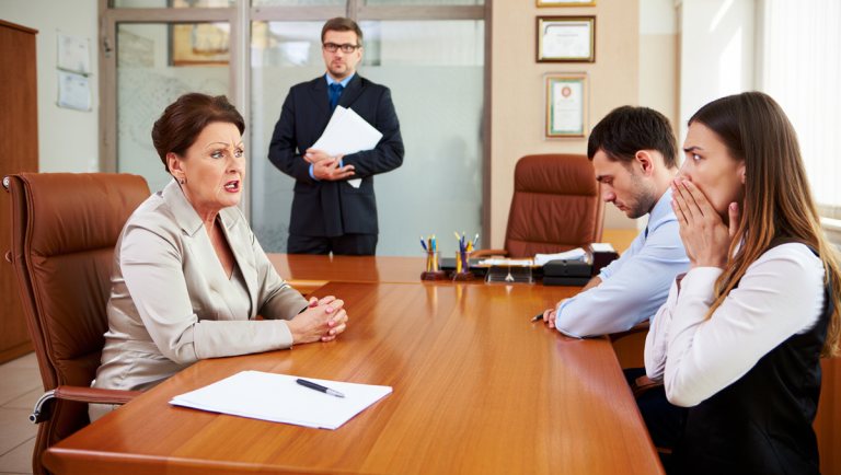 – Твоё наследство мы отдали брату, тебе не нужно! – сказала мать, но нотариус удивил всех новыми документами